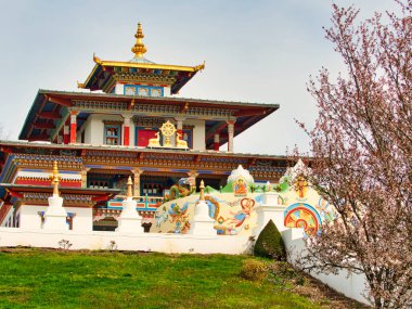 LA BOULAYE, FRANCE - Nisan 2018. Ünlü Bin Budha Tapınağı 'nın açık hava manzarası. Farklı boyutlarda Buda heykelleri, birçok Thangka tabloları, duvar freskleri ve frizleri olan üç katlı bir Bhutan tarzıdır.