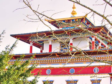 LA BOULAYE, FRANCE - Nisan 2018. Ünlü Bin Budha Tapınağı 'nın açık hava manzarası. Farklı boyutlarda Buda heykelleri, birçok Thangka tabloları, duvar freskleri ve frizleri olan üç katlı bir Bhutan tarzıdır.