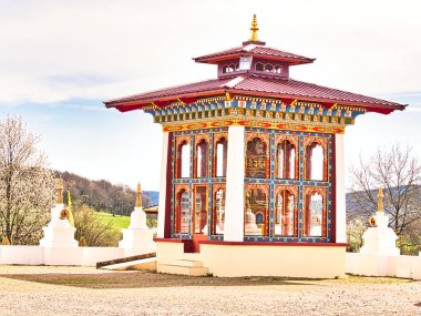 LA BOULAYE, FRANCE - Nisan 2018. Ünlü Bin Budha Tapınağı 'nın açık hava manzarası. Farklı boyutlarda Buda heykelleri, birçok Thangka tabloları, duvar freskleri ve frizleri olan üç katlı bir Bhutan tarzıdır.