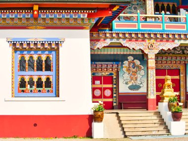 LA BOULAYE, FRANCE - Nisan 2018. Bin Budist tapınağı Wat 'ın duvar cephesindeki Mulit renkli resimler, meditasyonun ünlü yeri.