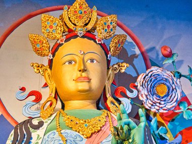 LA BOULAYET - FRANCE - Nisan 2018. Sakyamuni Buda altın heykeli bin Budist tapınağında, Tibet Budist manastırında.