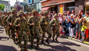 Aziz Michael L 'Eglise, FRANSA - 6 Haziran 2019. Normandiya 'da zafer günü ikinci dünya savaşı resmi bir törenle ve şehir caddesinde askeri geçit törenleriyle kutlandı. İzleyicilerle