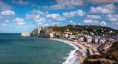 Etretat 'ın Panorama manzarası, Fransa' da ziyaret etmek için harika bir yer. Harika bir manzara için geniş açı, canlı renkler ve iyi ışıklarla.