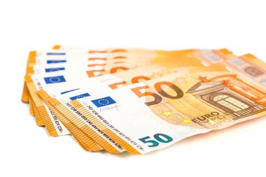 Beyaza bir sürü euro banknotları. Masaya 50 Euro. Para geçmişi. Yakın plan. Seçici odak.