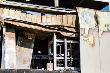 Sigorta için soruşturma için bekleyen siyah koyu enkaz yoğun yanan ateş felaket harabeleri ile yanmak kundaklama kovduktan sonra süpermarket kazan dairesi havalandırma ile türbin, zarar görmüş. Zıt etkisi dramatik atmosfer doymuş