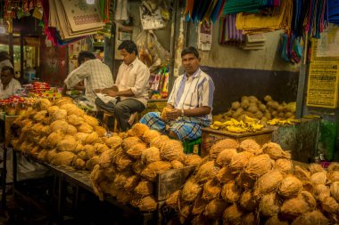 PUDUCHERRY, Hindistan - Mart 2019. Gece vakti sebze satan tanımlanamayan bir sokak satıcısı. Sessiz atmosfer ve sıcak renkler.
