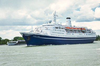 ROUEN, FRANCE - June Circa, 2019. Marco Polo Aleksandr Puşkin yolcu gemisi Seine nehrinde. Küresel denizcilik grubu İngiltere merkezli Cruise ve Maritime Voyage 'a