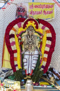Hint Tanrıların heykelleri. Brahma, Vişnu Durga Shiva Ganesha, yapılan için çiçekli Masi Magam Festivali. Puduchery, Tamil Nadu, Hindistan