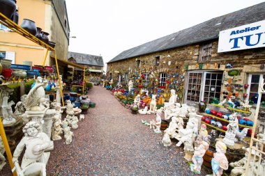 NORON LA POTERIE, FRANCE - Ağustos Circa, 2020. Dükkanda çok fazla çömlek var. Farklı formlar, hayvanlar, dekore edilecek renkler, bahçe. Ana tipler arasında toprak eşyalar ve taş yazılımlar yer almaktadır.