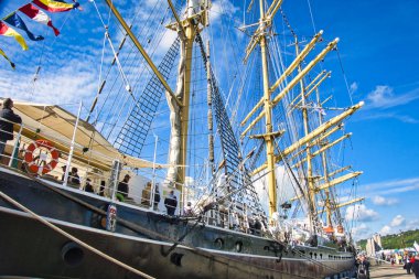 ROUEN, FRANCE 8 HAZİRAN 2019. Donanma rıhtımından manzara, Seine Nehri 'ndeki Rouen' deki en iyi yelkenliler. Dünyanın en büyük yelkenli ve fırkateyn gemisi için uluslararası toplantı..