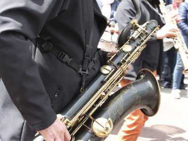 ROUEN, FRANCE - June Circa, 2019. Tanımlanamayan denizciler Donanma Festivali 'nin sokaklarında yürüyorlar, müzik çalıyorlar. Donanma, dünyanın en önemli yelkenlileri Schonners, firkateynlerle, donanmayla buluşuyor..