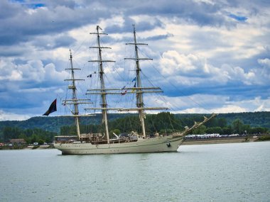 ROUEN, FRANCE June Circa, 2020. Belle poule, uluslararası donanma sergisi için Seine Nehri 'nde yelkenli sürüyor. Eğitim gemisi Brest 'teki denizciler için. Eski güzel gemi..