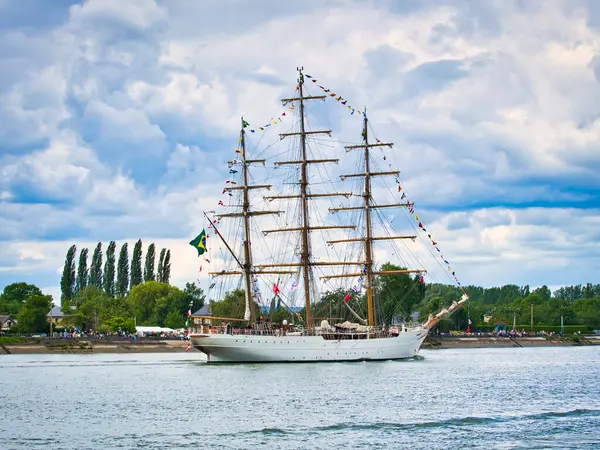 ROUEN, FRANCE June Circa, 2020. Belle poule, uluslararası donanma sergisi için Seine Nehri 'nde yelkenli sürüyor. Eğitim gemisi Brest 'teki denizciler için. Eski güzel gemi..