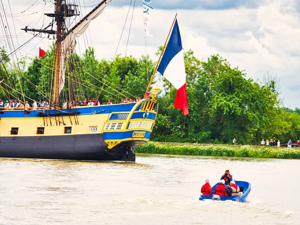 ROUEN, FRANCE - June Circa, 2019. Hermione, Donanma Sergisi için Seine Nehri 'ndeki La Fayette Fırkateyni' nin ünlü kopyası. Rochefort 'ta yapıldı, üç direkli fırkateyn, 54 metre direk, 26 top ateşlendi.