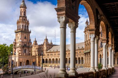 SEVILLE, İSPAN - Haziran 2020. Espana Meydanı. Kuzey Kulesi manzaralı meydan, Seville City Center, İspanya 'da kanal ve sandallar..