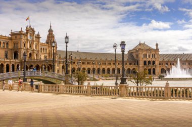 SEVILLE, SPAIN-HAZİRAN 2020 İspanya Meydanı, Plaza de Espana 'daki çeşmenin yanında yürüyen yok. Mağribi ve Rönesans 'ın yeniden doğuşu gibi. Coronavirüs yüzünden turist yok.