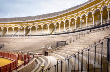 SEVILLE, İSPAN - Mart 2020. Toros de la Maestranza Plaza, içeride, Sevilla 'da. Boğaların eğlenmek için dövüştüğü bir yer. Geleneksel İspanya sporu.