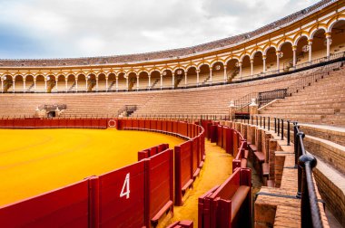 SEVILLE, İSPAN - Mart 2020. Toros de la Maestranza Plaza, içeride, Sevilla 'da. Boğaların eğlenmek için dövüştüğü bir yer. Geleneksel İspanya sporu.