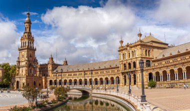 SEVILLA, İSPA - Haziran 2020. Seville 'deki İspanya Meydanı Plaza de Espana Panoraması' nda kanal, göl, çeşme, kuleler ve binanın ana girişi üzerinde köprüler bulunmaktadır. Mağribi ve Rönesans canlandırması örneği.