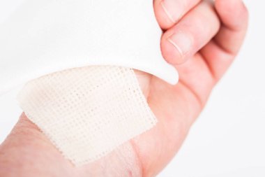 Bilek derisinde hidroksit sodyum asitle kimyasal yanıklar var. İltihaplı ve derin yara. Ev kazası, mavi eldivenlerin keskin olması yüzünden. Steril parafin gazlı bez pansuman yap ve üzerine bastır. Seçici odak