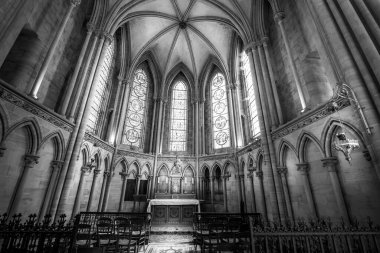 BAYEUX, FRANCE - Eylül 2020. Notre Dame Katedrali, 1862 'de inşa edilmiş gotik kilise. Kocaman kolonlar ve kemerler var. Güzel melodiler ve ışık, ruhani bir yer..