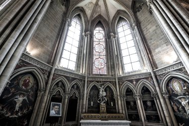 BAYEUX, FRANCE - Eylül 2020. Notre Dame Katedrali, 1862 'de inşa edilmiş gotik kilise. Kocaman kolonlar ve kemerler var. Güzel melodiler ve ışık, ruhani bir yer..