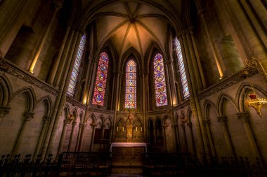 BAYEUX, FRANCE - Eylül 2020. Notre Dame Katedrali, 1862 'de inşa edilmiş gotik kilise. Kocaman kolonlar ve kemerler var. Güzel tonlar ve karanlık ışık, ruhani bir yer..