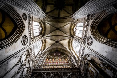 BAYEUX, FRANCE - Eylül 2020. Notre Dame Katedrali, 1862 'de inşa edilmiş gotik kilise. Kocaman kolonlar ve kemerler var. Güzel melodiler ve ışık, ruhani bir yer..