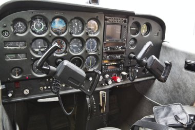 CAEN, FRANCE - June Circa, 2016. Kokpit detayı. Küçük bir uçağın kokpiti CESSNA, boş, insan yok. Pilot olmak için dersten önce.