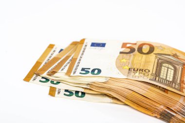 Beyaza bir sürü euro banknotları. Masaya 50 Euro. Para geçmişi. Yakın plan. Seçici odak.