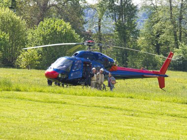 JUMIEJES, FRANCE - Haziran 2020. La Carte aux Tresor 'u kaydeden TV şovu, ünlü TV oyunu. Helikopter mavi ve kırmızı çimlerin üzerinde oyuncuları ve personeli bekliyor.