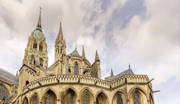 BAYEUX, FRANCE - Eylül 2020. Katedral Notre Dame 'ın dışı, 1862' de inşa edilmiş gotik kilise. Turistler için ünlü bir yer.