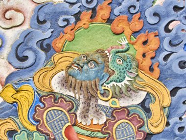 LA BOULAYE, FRANCE - Nisan 2018. Bin Budist tapınağındaki tapınak duvarındaki Budist hikayesinin çok renkli duvar resimleri. Buddha Yaşamı Sahnesi