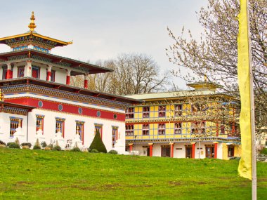 LA BOULAYE, FRANCE - Nisan 2018. Ünlü Bin Budha Tapınağı 'nın açık hava manzarası. Farklı boyutlarda Buda heykelleri, birçok Thangka tabloları, duvar freskleri ve frizleri olan üç katlı bir Bhutan tarzıdır.