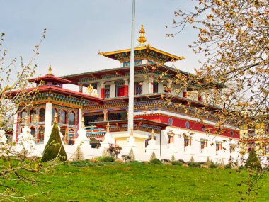 LA BOULAYE, FRANCE - Nisan 2018. Ünlü Bin Budha Tapınağı 'nın açık hava manzarası. Farklı boyutlarda Buda heykelleri, birçok Thangka tabloları, duvar freskleri ve frizleri olan üç katlı bir Bhutan tarzıdır.