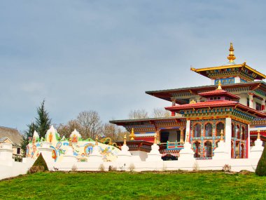 LA BOULAYE, FRANCE - Nisan 2018. Ünlü Bin Budha Tapınağı 'nın açık hava manzarası. Farklı boyutlarda Buda heykelleri, birçok Thangka tabloları, duvar freskleri ve frizleri olan üç katlı bir Bhutan tarzıdır.