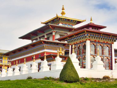 LA BOULAYE, FRANCE - Nisan 2018. Ünlü Bin Budha Tapınağı 'nın açık hava manzarası. Farklı boyutlarda Buda heykelleri, birçok Thangka tabloları, duvar freskleri ve frizleri olan üç katlı bir Bhutan tarzıdır.