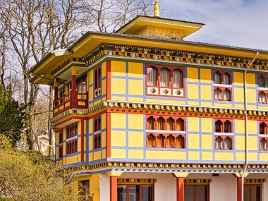 LA BOULAYE, FRANCE - Nisan 2018. Ünlü Bin Budha Tapınağı 'nın açık hava manzarası. Farklı boyutlarda Buda heykelleri, birçok Thangka tabloları, duvar freskleri ve frizleri olan üç katlı bir Bhutan tarzıdır.