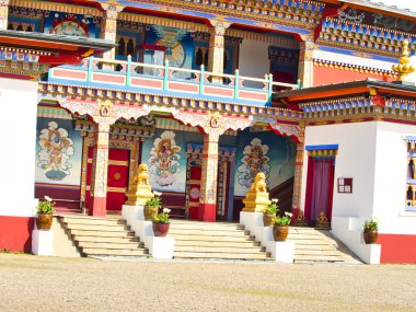 LA BOULAYE, FRANCE - Nisan 2018. Ünlü Bin Budha Tapınağı 'nın açık hava manzarası. Farklı boyutlarda Buda heykelleri, birçok Thangka tabloları, duvar freskleri ve frizleri olan üç katlı bir Bhutan tarzıdır.