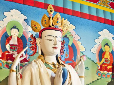 LA BOULAYE, FRANCE - Nisan 2018, güzel beyaz tara verte heykeli, Buda 'nın annesi, bin Buda tapınağında. Meditasyon için ünlü bir yer.