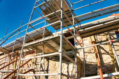 Metal kiriş, Fransa 'daki eski taş duvarlara, sahne yapı desteği için platformlar sağlıyor. Ön görünüm