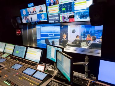 PARIS, FRANCE- Kasım 2019 civarı. Ses karıştırma konsollu teknik oda, bilgisayarlar, TV öncülüğünde, ekranlar ve stüdyo ekipmanları kayıt, yayın, düzenleme stüdyosu.