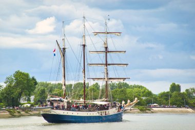 ROUEN, FRANCE June Circa, 2019. Üç yelkenli gemi Atlantis, donanma sergisi için Fransa 'daki Seine nehrinde. Tallship Netherland şirketine ait turistler için. Eski Elbe Savaşçısı 'nın güzel dönüşümü.