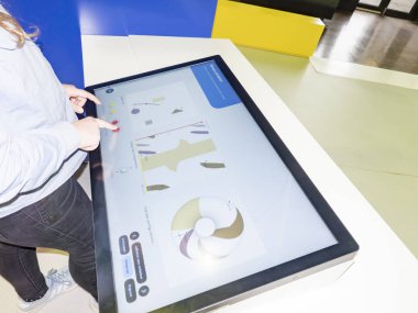 Bilim Merkezi, Paris, Fransa - Kasım 2019. Endüstri 4.0 Robot Konsepti. Gençler, makine bakımı, otomasyon araçları için dizüstü bilgisayar kullanır. Robot yapmak için insan kolunu kapatın.