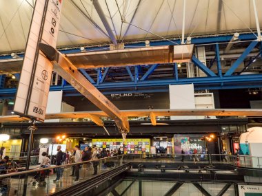 Bilim Merkezi, Paris, Fransa - Kasım 2019. Güneş enerjisi, deneysel uçak. Müze salonunda güneş enerjisiyle çalışıyor..