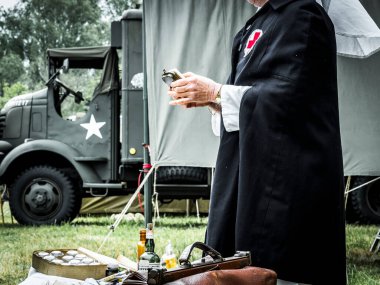 Aziz Michael L 'Eglise, Normandiya, Fransa - 6 Haziran 2023. İkinci Dünya Savaşı anısına. Askeri kamp yeniden yapılandırması Kimliği belirsiz hemşire askeri çadırın yanında tıbbi gereçlerle