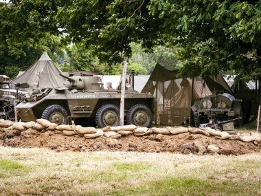 Aziz Michael L 'Eglise, Normandiya, Fransa - 6 Haziran 2023. İkinci Dünya Savaşı anısına. Askeri kamp yeniden yapılanma çadırları, askeri Amerikan savaş kamyonları..
