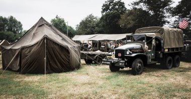 Aziz Michael L 'Eglise, Normandiya, Fransa - 6 Haziran 2023. İkinci Dünya Savaşı anısına. Askeri kamp yeniden yapılanma çadırları, askeri Amerikan savaş kamyonları..