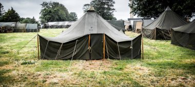 Aziz Michael L 'Eglise, Normandiya, Fransa - 6 Haziran 2023. İkinci Dünya Savaşı anısına. Askeri kamp çadırı..
