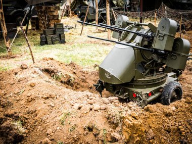 Aziz Michael L 'Eglise, Normandiya, Fransa - 6 Haziran 2023. İkinci Dünya Savaşı anısına. Askeri kamp yenilenmesi Makineli tüfek ve kum torbası koruması olan siper.